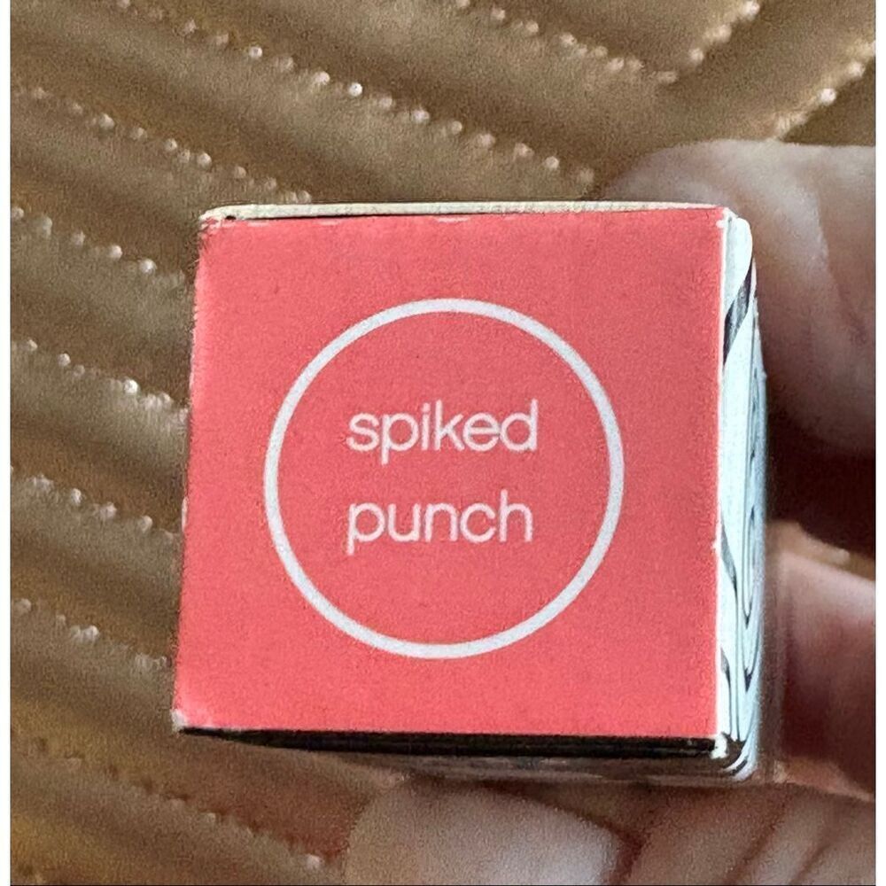 BENEFIT - NWT Ultra Shines Lip Shine in Spiced Punch (Vibrant Coral), Full Size - Picture 5 of 9